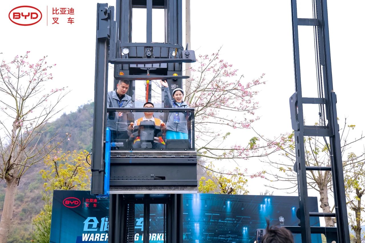 2024比亞迪叉車經(jīng)銷商大會圓滿落幕，世恒集團(tuán)榮獲多項(xiàng)殊榮！